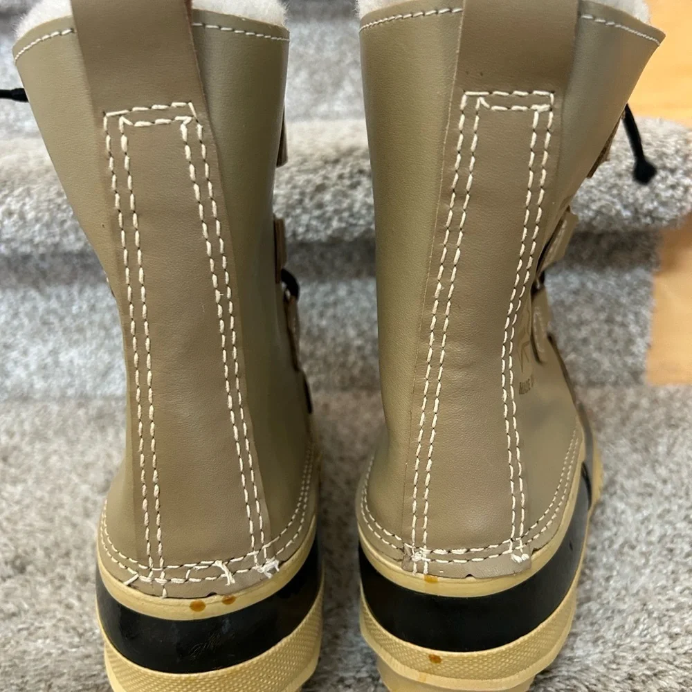 Vintage Sorel Manitou Lace Up Boots. Wool liner with faux fur trim. Y2K. Winter